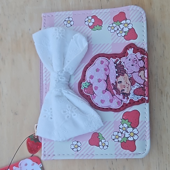 STRAWBERRY SHORTCAKE ZIPPERED CARDHOLDER - Picture 11 of 11